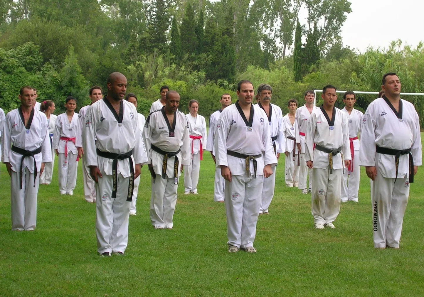 Groupe du Taekwondo Mudo Club réuni en extérieur