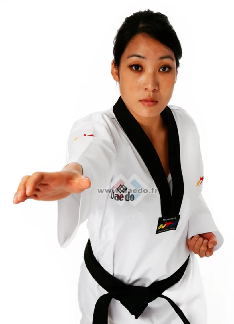 Pratiquante de taekwondo en dobok, bras tendu