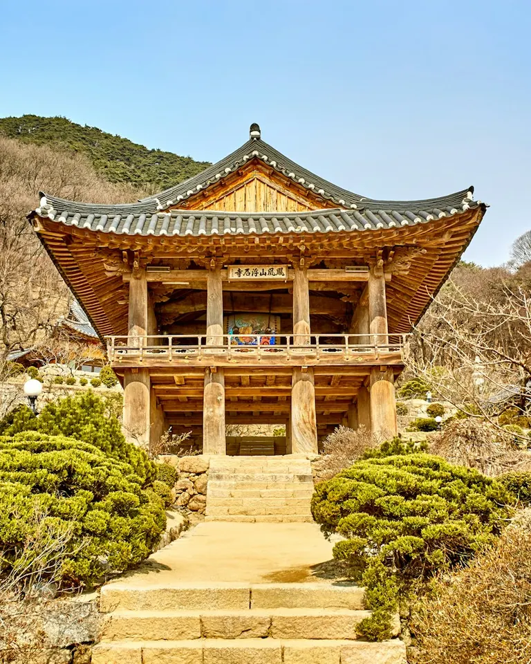 Pavillon du temple coréen Buseoksa au soleil du printemps